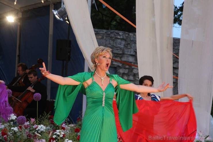 Pirmais Operetes festivāls veiksmīgi sapulcējis pilnus skatītāju solus un tas nepaliek bez atzinīgām apmeklētāju ovācijām. Pirmais Operetes festivāls veiksmīgi sapulcējis pilnus skatītāju solus un tas nepaliek bez atzinīgām apmeklētāju ovācijām. 156053