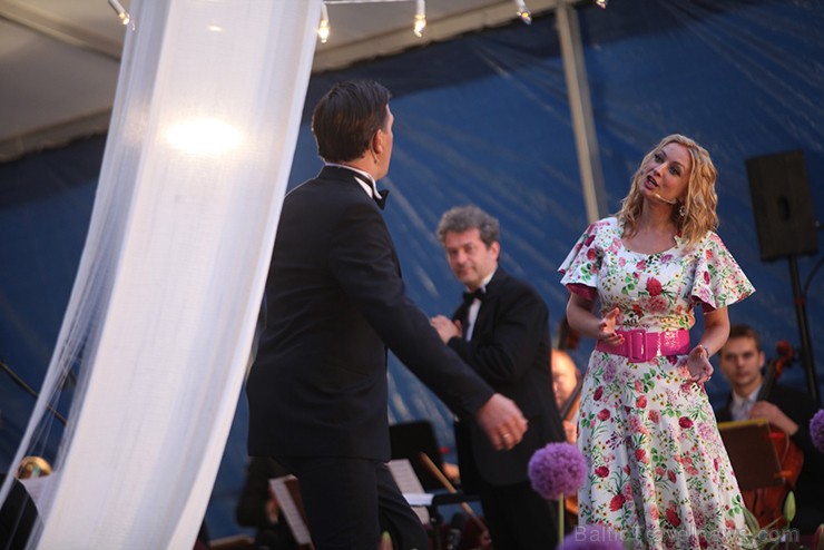Pirmais Operetes festivāls veiksmīgi sapulcējis pilnus skatītāju solus un tas nepaliek bez atzinīgām apmeklētāju ovācijām. Pirmais Operetes festivāls veiksmīgi sapulcējis pilnus skatītāju solus un tas nepaliek bez atzinīgām apmeklētāju ovācijām. 156055
