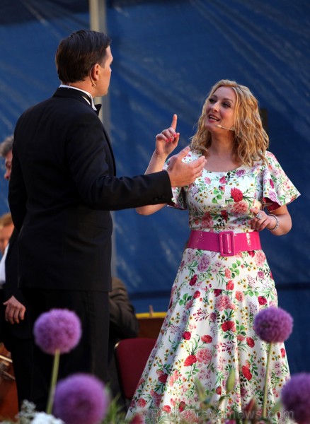 Pirmais Operetes festivāls veiksmīgi sapulcējis pilnus skatītāju solus un tas nepaliek bez atzinīgām apmeklētāju ovācijām. Pirmais Operetes festivāls veiksmīgi sapulcējis pilnus skatītāju solus un tas nepaliek bez atzinīgām apmeklētāju ovācijām. 156056