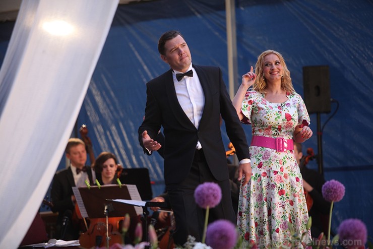 Pirmais Operetes festivāls veiksmīgi sapulcējis pilnus skatītāju solus un tas nepaliek bez atzinīgām apmeklētāju ovācijām. Pirmais Operetes festivāls veiksmīgi sapulcējis pilnus skatītāju solus un tas nepaliek bez atzinīgām apmeklētāju ovācijām. 156057