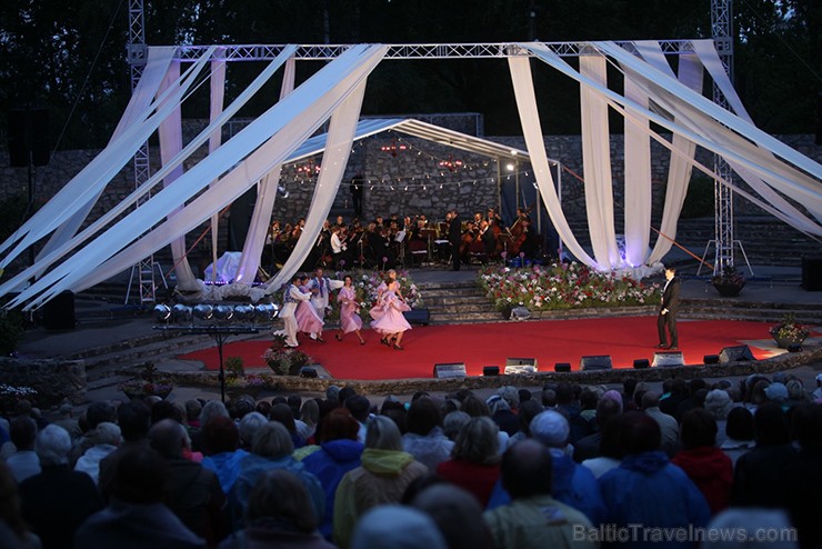 Pirmais Operetes festivāls veiksmīgi sapulcējis pilnus skatītāju solus un tas nepaliek bez atzinīgām apmeklētāju ovācijām. Pirmais Operetes festivāls veiksmīgi sapulcējis pilnus skatītāju solus un tas nepaliek bez atzinīgām apmeklētāju ovācijām. 156058