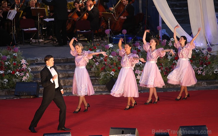 Pirmais Operetes festivāls veiksmīgi sapulcējis pilnus skatītāju solus un tas nepaliek bez atzinīgām apmeklētāju ovācijām. Pirmais Operetes festivāls veiksmīgi sapulcējis pilnus skatītāju solus un tas nepaliek bez atzinīgām apmeklētāju ovācijām. 156059