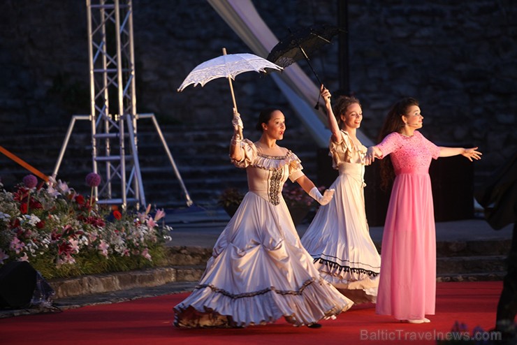 Pirmais Operetes festivāls veiksmīgi sapulcējis pilnus skatītāju solus un tas nepaliek bez atzinīgām apmeklētāju ovācijām. Pirmais Operetes festivāls veiksmīgi sapulcējis pilnus skatītāju solus un tas nepaliek bez atzinīgām apmeklētāju ovācijām. 156065