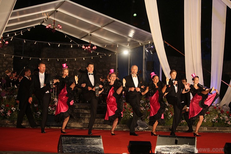 Pirmais Operetes festivāls veiksmīgi sapulcējis pilnus skatītāju solus un tas nepaliek bez atzinīgām apmeklētāju ovācijām. Pirmais Operetes festivāls veiksmīgi sapulcējis pilnus skatītāju solus un tas nepaliek bez atzinīgām apmeklētāju ovācijām. 156074