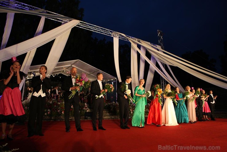 Pirmais Operetes festivāls veiksmīgi sapulcējis pilnus skatītāju solus un tas nepaliek bez atzinīgām apmeklētāju ovācijām. Pirmais Operetes festivāls veiksmīgi sapulcējis pilnus skatītāju solus un tas nepaliek bez atzinīgām apmeklētāju ovācijām. 156079