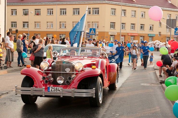Ar krāšņu svētku gājienu sākas Valmieras svētki 157591