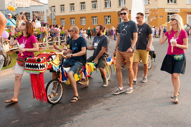Ar krāšņu svētku gājienu sākas Valmieras svētki 157600