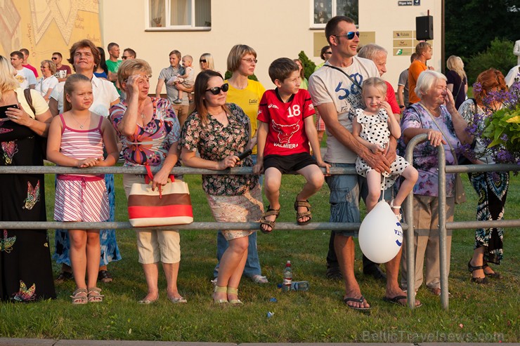 Ar krāšņu svētku gājienu sākas Valmieras svētki 157601