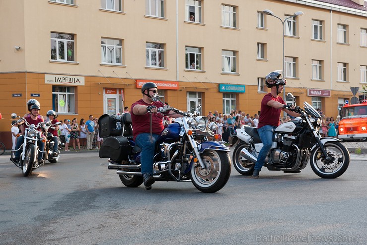 Ar krāšņu svētku gājienu sākas Valmieras svētki 157603