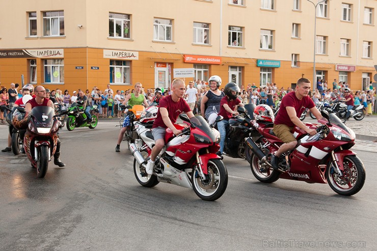 Ar krāšņu svētku gājienu sākas Valmieras svētki 157606