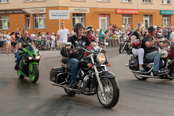 Ar krāšņu svētku gājienu sākas Valmieras svētki 157608