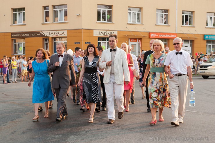 Ar krāšņu svētku gājienu sākas Valmieras svētki 157610