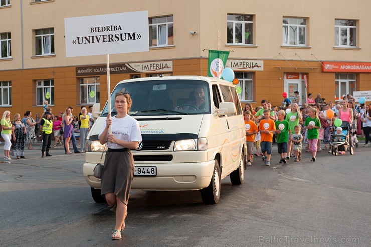 Ar krāšņu svētku gājienu sākas Valmieras svētki 157611