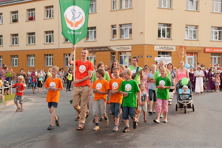 Ar krāšņu svētku gājienu sākas Valmieras svētki 157612