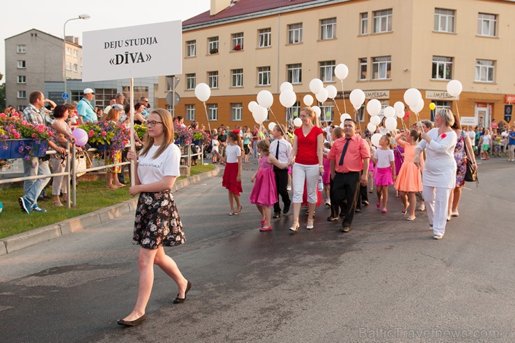 Ar krāšņu svētku gājienu sākas Valmieras svētki 157617