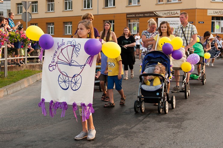 Ar krāšņu svētku gājienu sākas Valmieras svētki 157622