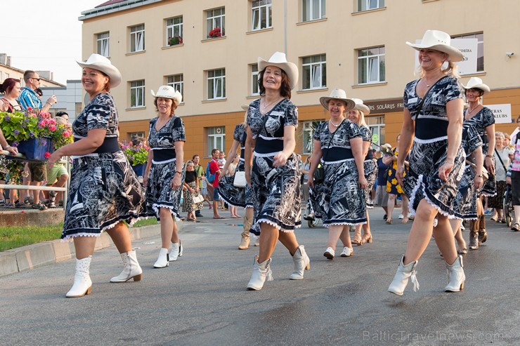 Ar krāšņu svētku gājienu sākas Valmieras svētki 157624
