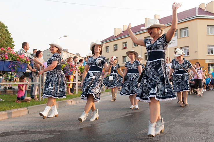 Ar krāšņu svētku gājienu sākas Valmieras svētki 157625