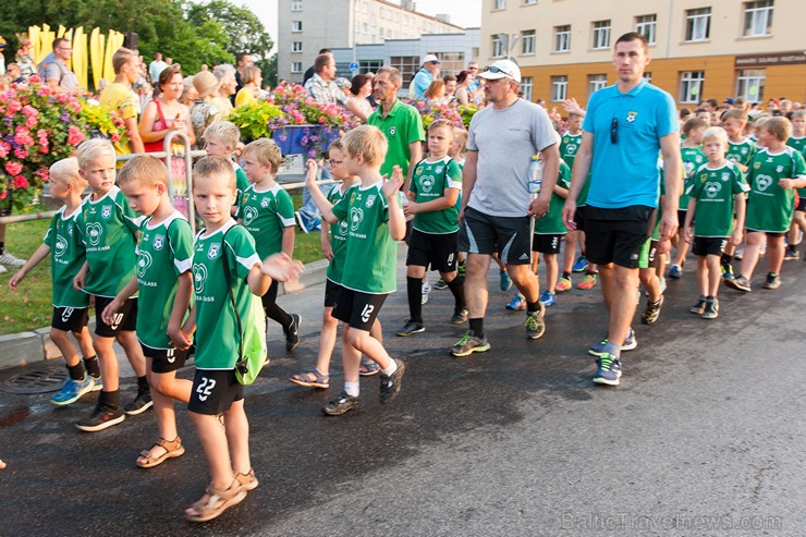 Ar krāšņu svētku gājienu sākas Valmieras svētki 157631
