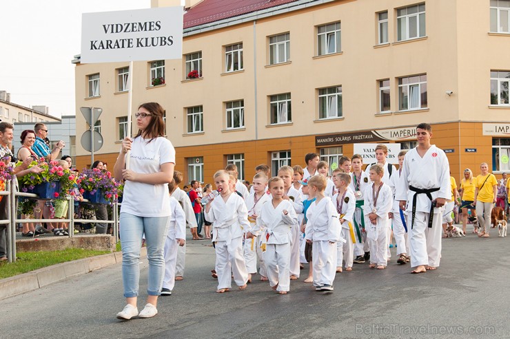 Ar krāšņu svētku gājienu sākas Valmieras svētki 157633