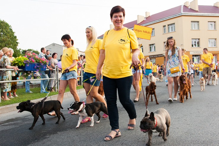 Ar krāšņu svētku gājienu sākas Valmieras svētki 157637
