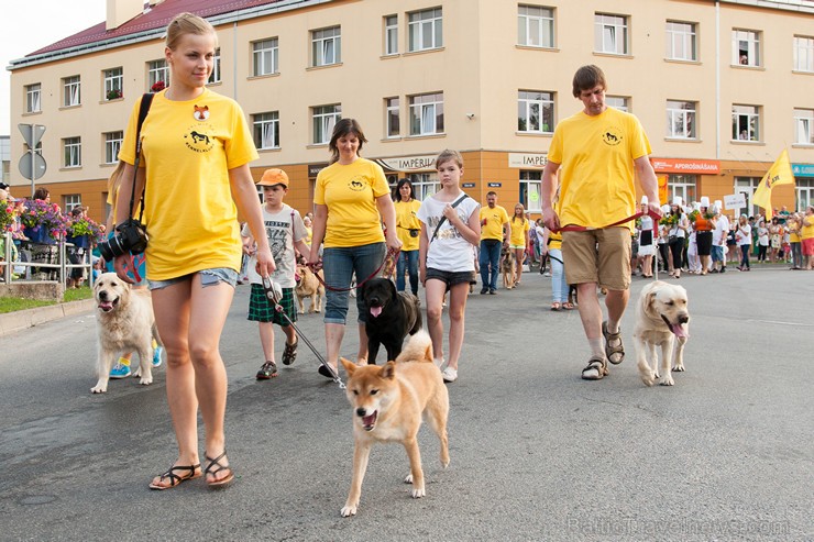 Ar krāšņu svētku gājienu sākas Valmieras svētki 157639