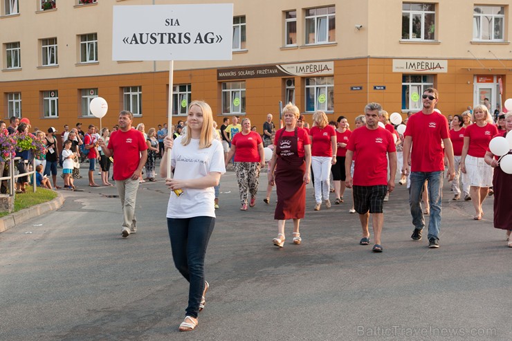 Ar krāšņu svētku gājienu sākas Valmieras svētki 157643