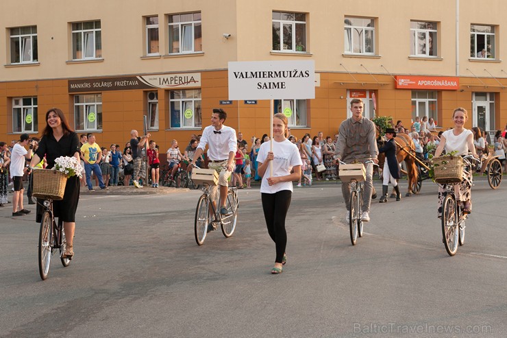 Ar krāšņu svētku gājienu sākas Valmieras svētki 157646