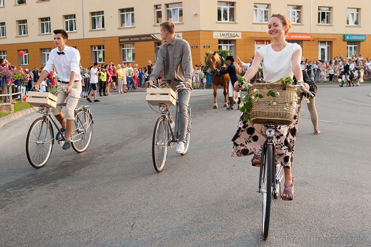 Ar krāšņu svētku gājienu sākas Valmieras svētki 157647