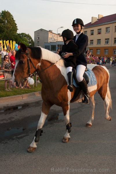 Ar krāšņu svētku gājienu sākas Valmieras svētki 157651