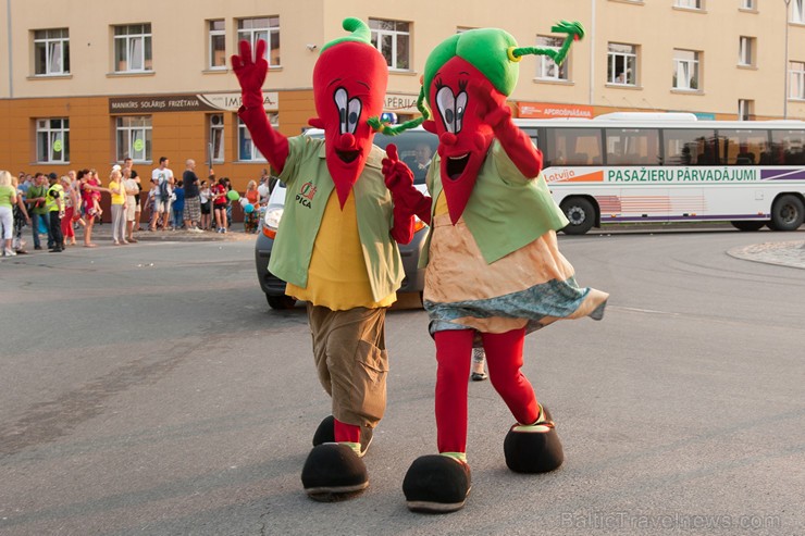 Ar krāšņu svētku gājienu sākas Valmieras svētki 157652