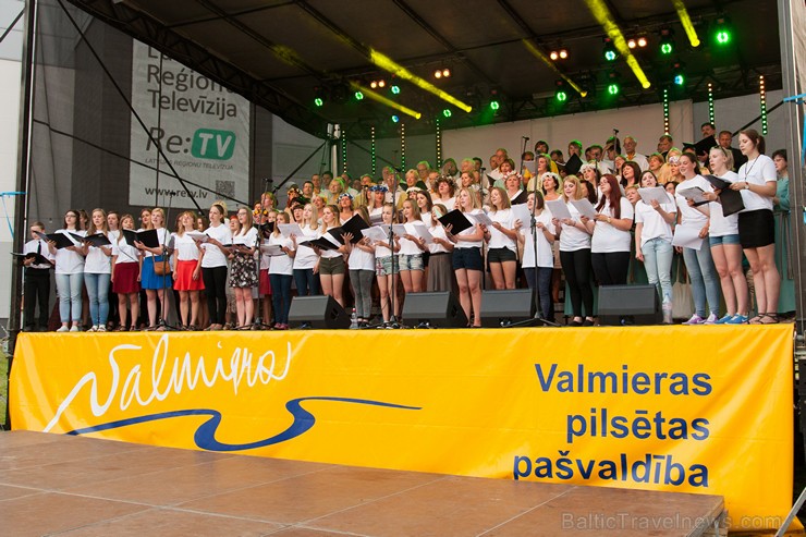 Ar krāšņu svētku gājienu sākas Valmieras svētki 157656
