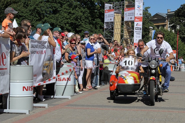 «Cartoon rallijs» dalībnieki pārsteidz skatītājus ar krāšņiem pašgatavoto auto dizainiem un tērpiem «Cartoon rallijs» dalībnieki pārsteidz skatītājus ar krāšņiem pašgatavoto auto dizainiem un tērpiem 158609