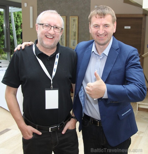 Autoražotāja Ford preses pārstāvis Eiropā Hans Juergen Fuchs un BalticTravelnews.com direktors Aivars Mackevičs Autoražotāja Ford preses pārstāvis Eiropā Hans Juergen Fuchs un BalticTravelnews.com direktors Aivars Mackevičs 159032