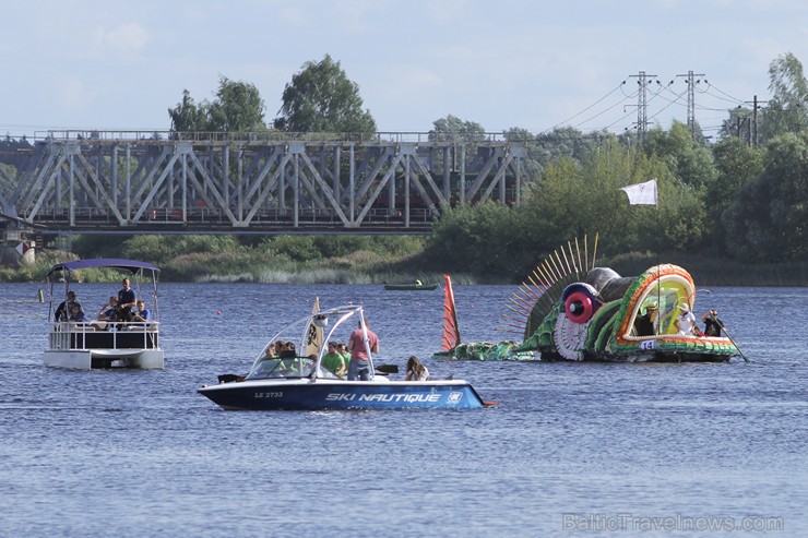 BALTAIS Piena paku laivu regate pulcē tūkstošiem skatītāju 159526