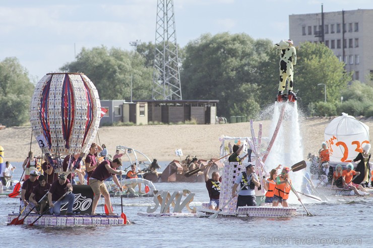 BALTAIS Piena paku laivu regate pulcē tūkstošiem skatītāju 159545