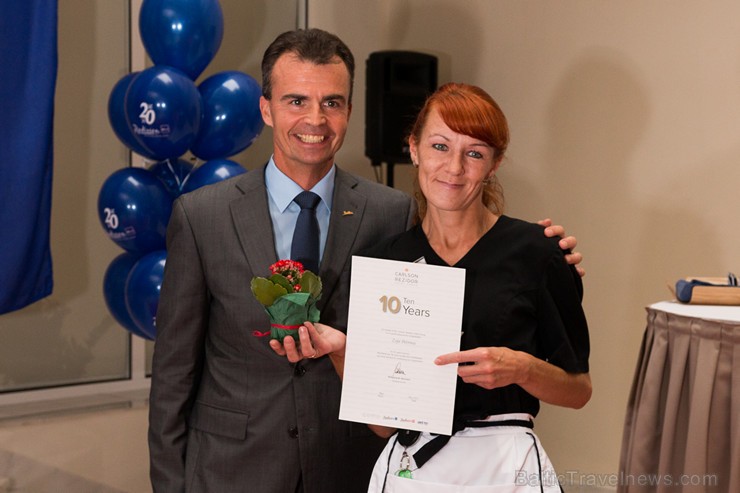 Pilna servisa starptautiskā viesnīca Radisson Blu Daugava Hotel kopā ar tās ilggadējiem darbiniekiem atzīmē 20 gadu jubileju Pilna servisa starptautiskā viesnīca Radisson Blu Daugava Hotel kopā ar tās ilggadējiem darbiniekiem atzīmē 20 gadu jubileju 159598