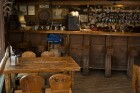 «STENDER’S bārs – klubs» izvietojies vēsturiskā ēkā ar zemākajām durvju stenderēm Kuldīgā 3