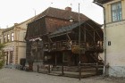 «STENDER’S bārs – klubs» ir izvietojies ēkā, kuras vēsture iestiepjas vairākos iepriekšējos gadu simtos, kad tā kalpoja kā graudu klēts 1