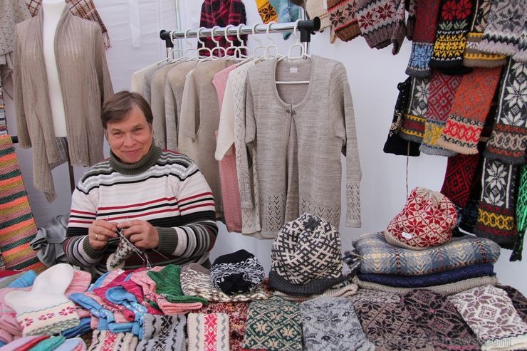 «Miķeļdienas gadatirgus» Doma laukumā pulcē lielu skaitu apmeklētāju un amatnieku no visas Latvijas «Miķeļdienas gadatirgus» Doma laukumā pulcē lielu skaitu apmeklētāju un amatnieku no visas Latvijas 161846
