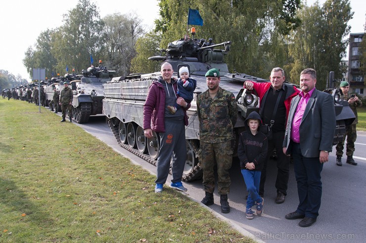 Ādažu novada iedzīvotāji un viesi netālu no Ādažu novada domes ēkas klātienē varēja aplūkot Vācijas Bruņoto spēku bruņutehniku un tikties ar karavīrie Ādažu novada iedzīvotāji un viesi netālu no Ādažu novada domes ēkas klātienē varēja aplūkot Vācijas Bruņoto spēku bruņutehniku un tikties ar karavīrie 162436