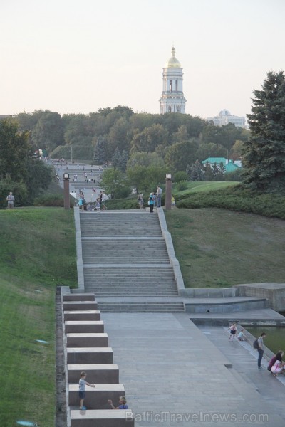 Travelnews.lv apskata padomju laika mantojuma monumentu «Dzimtene māte» Kijevā, kas ir 102 metrus augsts. Vairāk informācijas - www.kyivcity.travel Travelnews.lv apskata padomju laika mantojuma monumentu «Dzimtene māte» Kijevā, kas ir 102 metrus augsts. Vairāk informācijas - www.kyivcity.travel 162497