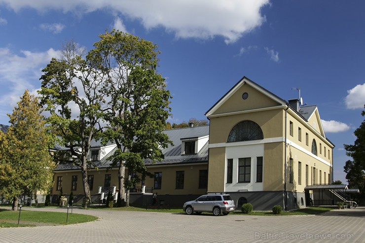 Ar plašu skatu uz vienu no Latvijas zīmīgākajām upēm Gleznainajā Ventas upes krastā atrodas viena no skaistākajām Latvijas muižām, 19. gs. arhitektūra Ar plašu skatu uz vienu no Latvijas zīmīgākajām upēm Gleznainajā Ventas upes krastā atrodas viena no skaistākajām Latvijas muižām, 19. gs. arhitektūra 162648