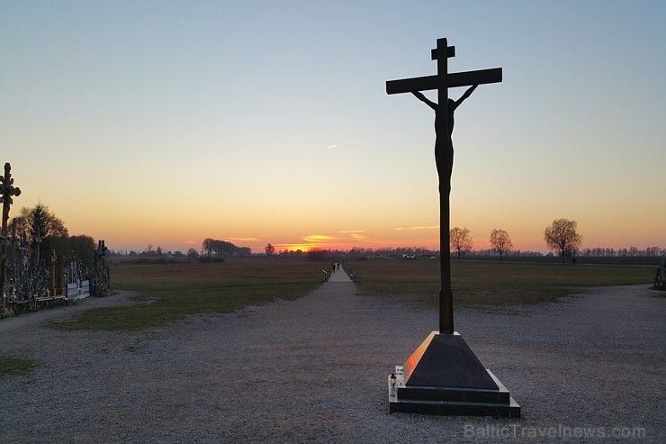 Travelnews.lv sadarbībā ar autonomu Sixt.lv iepazīst Krustu kalnu Lietuvā, kas atrodas 12 km no Šauļiem 164163