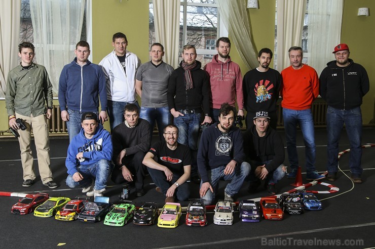 Radiovadāmo automodeļu drifts ir izsmalcināts sporta veids, kur 1:10 mēroga automašīnas tiek attālināti vadītas kontrolētā sānslīdē, ievērojot trajekt Radiovadāmo automodeļu drifts ir izsmalcināts sporta veids, kur 1:10 mēroga automašīnas tiek attālināti vadītas kontrolētā sānslīdē, ievērojot trajekt 169479