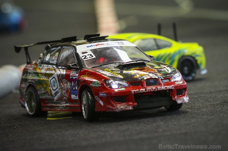 Radiovadāmo automodeļu drifts ir izsmalcināts sporta veids, kur 1:10 mēroga automašīnas tiek attālināti vadītas kontrolētā sānslīdē, ievērojot trajekt Radiovadāmo automodeļu drifts ir izsmalcināts sporta veids, kur 1:10 mēroga automašīnas tiek attālināti vadītas kontrolētā sānslīdē, ievērojot trajekt 169506