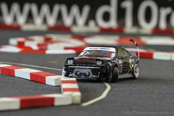 Radiovadāmo automodeļu drifts ir izsmalcināts sporta veids, kur 1:10 mēroga automašīnas tiek attālināti vadītas kontrolētā sānslīdē, ievērojot trajekt Radiovadāmo automodeļu drifts ir izsmalcināts sporta veids, kur 1:10 mēroga automašīnas tiek attālināti vadītas kontrolētā sānslīdē, ievērojot trajekt 169525