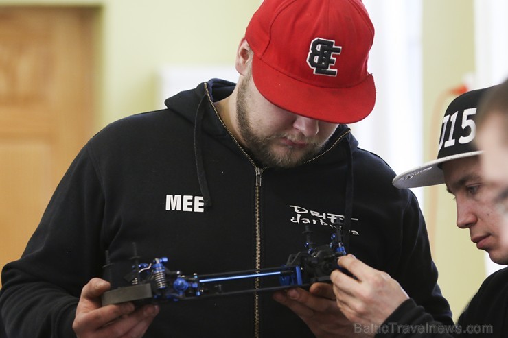 Radiovadāmo automodeļu drifts ir izsmalcināts sporta veids, kur 1:10 mēroga automašīnas tiek attālināti vadītas kontrolētā sānslīdē, ievērojot trajekt Radiovadāmo automodeļu drifts ir izsmalcināts sporta veids, kur 1:10 mēroga automašīnas tiek attālināti vadītas kontrolētā sānslīdē, ievērojot trajekt 169530