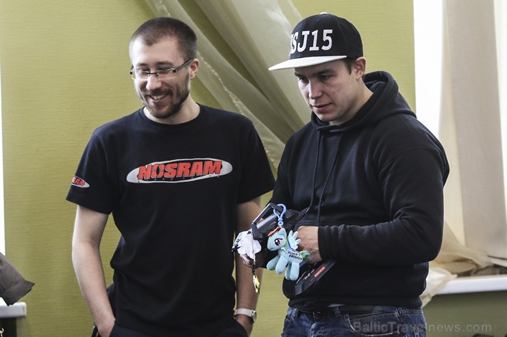 Radiovadāmo automodeļu drifts ir izsmalcināts sporta veids, kur 1:10 mēroga automašīnas tiek attālināti vadītas kontrolētā sānslīdē, ievērojot trajekt Radiovadāmo automodeļu drifts ir izsmalcināts sporta veids, kur 1:10 mēroga automašīnas tiek attālināti vadītas kontrolētā sānslīdē, ievērojot trajekt 169532