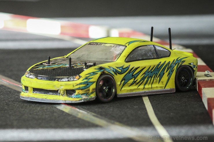 Radiovadāmo automodeļu drifts ir izsmalcināts sporta veids, kur 1:10 mēroga automašīnas tiek attālināti vadītas kontrolētā sānslīdē, ievērojot trajekt Radiovadāmo automodeļu drifts ir izsmalcināts sporta veids, kur 1:10 mēroga automašīnas tiek attālināti vadītas kontrolētā sānslīdē, ievērojot trajekt 169539